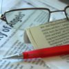 英文紙と眼鏡
