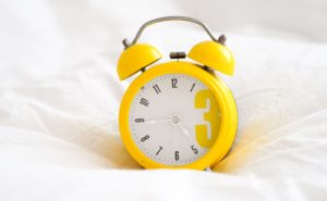 ベッドに置かれた時計